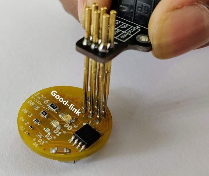 تم تطبيق Pogo Pins على لوحة PCB