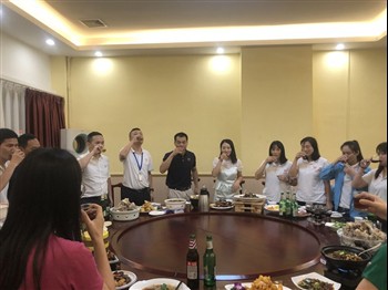 حفلة عيد ميلاد الموظفين